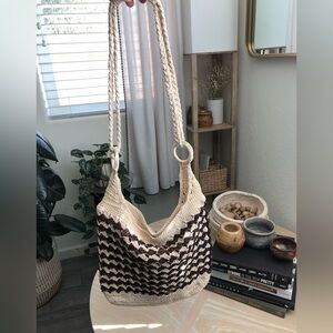 Beachy knit crotchet fabric messenger crossbody bag•••Neutral striped